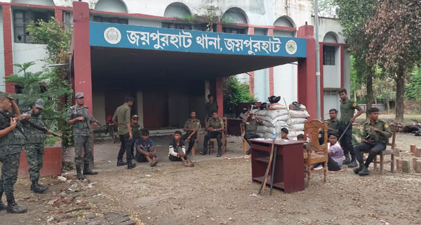 জয়পুরহাট থানায় চুরি করতে গিয়ে গুলিসহ দুই যুবক আটক