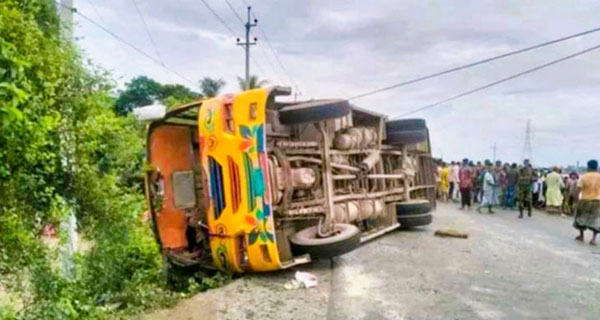 ব্রাহ্মণবাড়িয়ায় বাস উল্টে নারী নিহত