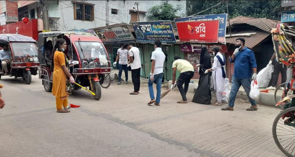 ট্র্যাফিক পুলিশ যা পারেনি শিক্ষার্থীরা সেটা করছে