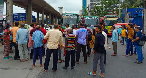 গাজীপুরে বকেয়া বেতন ও কারখানা খোলার দাবিতে ঢাকা-ময়মনসিংহ মহাসড়ক অবরোধ