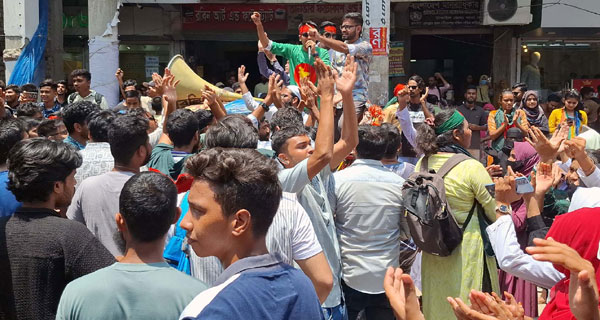 টাঙ্গাইলে হাসিনার বিচারের দাবিতে শিক্ষার্থীদের অবস্থান কর্মসূচি