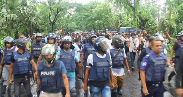 ঢাকা-পাবনা মহাসড়কে শিক্ষার্থীদের শান্তিপূর্ণ গণমিছিল