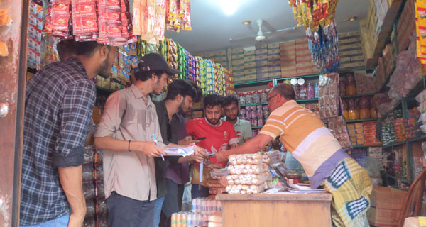 বাগেরহাটে ভোক্তা অধিকার সাথে নিয়ে বাজার মনিটরিংয়ে শিক্ষার্থীরা