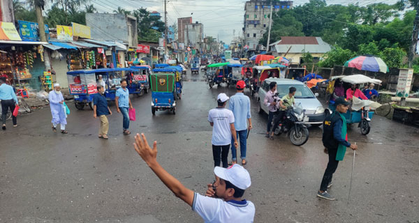 লক্ষ্মীপুরে রাস্তায় ট্রাফিক নিয়ন্ত্রণে শিক্ষার্থীরা