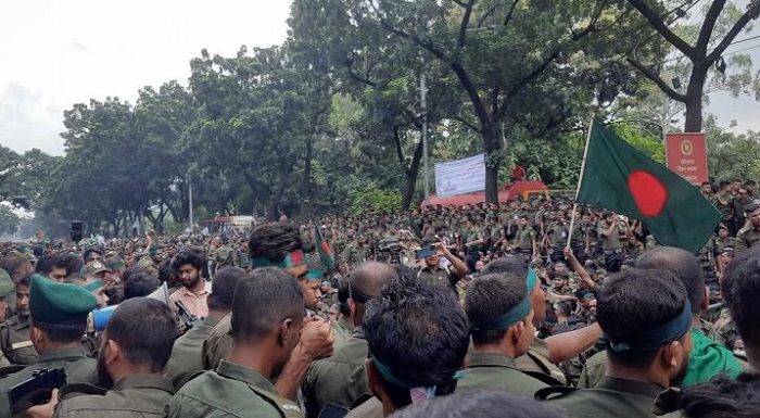 জাতীয়করণের দাবিতে সচিবালয়ের সামনে আনসার সদস্যরা