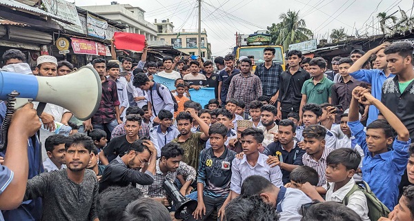 বাগেরহাটে উপজেলা স্বাস্থ্য কর্মকর্তার পদত্যাগ ও বিচারের দাবিতে বিক্ষোভ