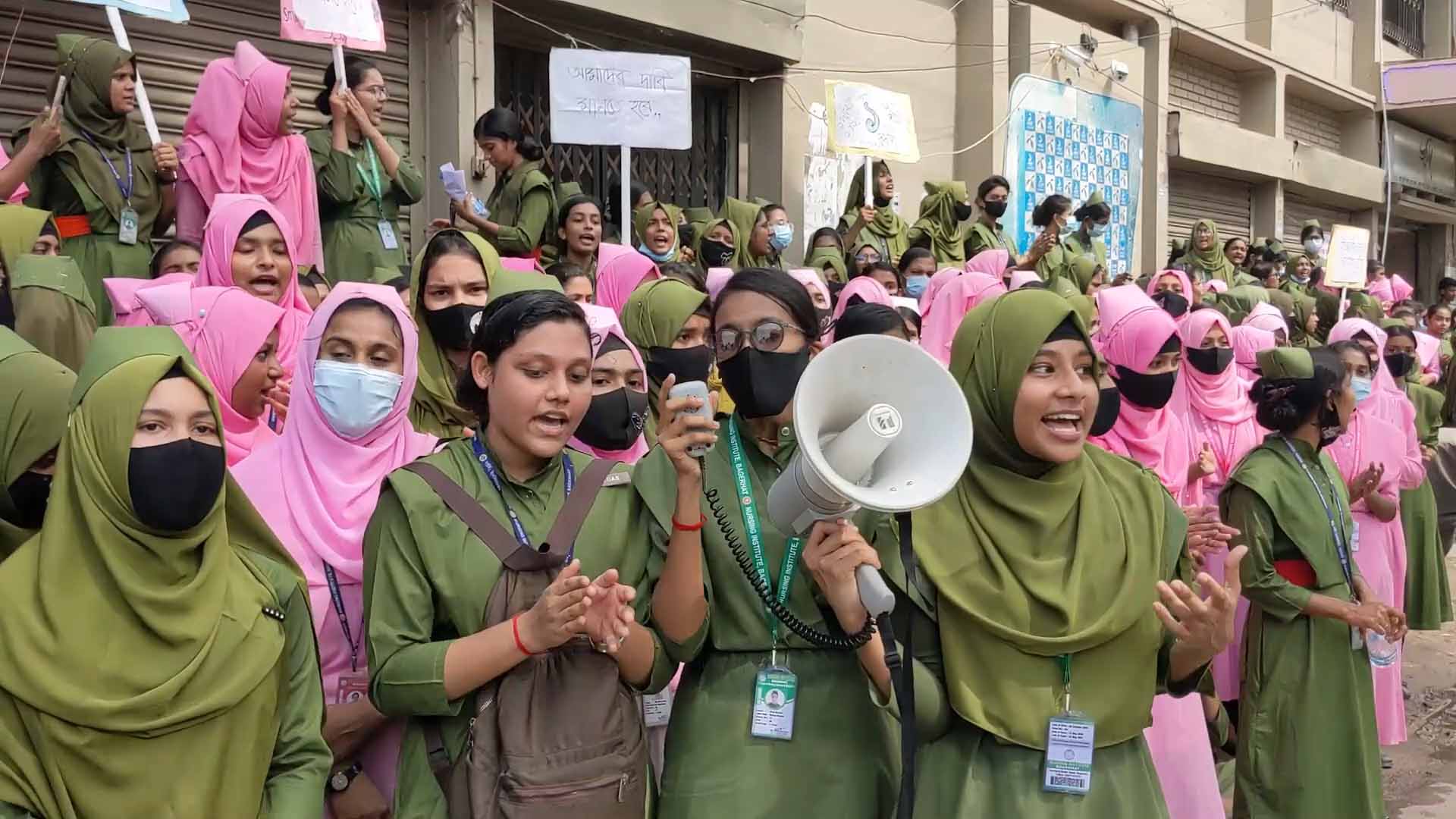 বাগেরহাটে শিক্ষার্থীদের তোপের মুখে অধ্যক্ষের পদত্যাগ