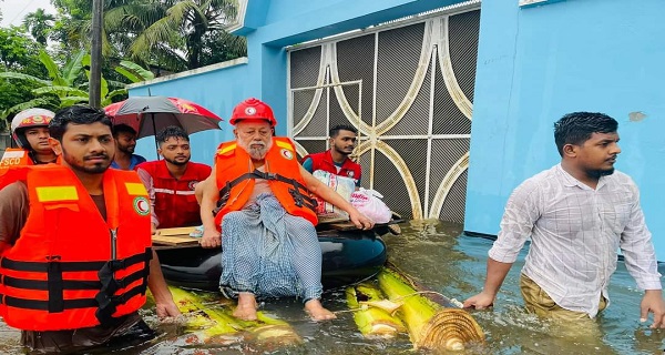 লক্ষ্মীপুরে পানিবন্দি মানুষের কাছে বিরামহীন ছুটে চলছে যুব রেড ক্রিসেন্ট