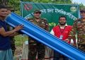 খাগড়াছড়িতে বন্যায় ক্ষতিগ্রস্তদের মধ্যে সেনাবাহিনীর ঢেউ টিন ও শুকনা খাবার বিতরণ