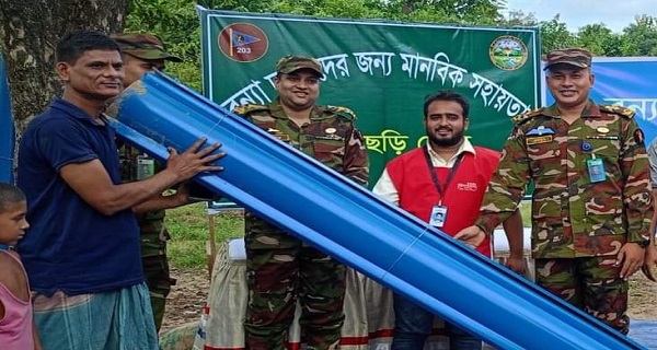 খাগড়াছড়িতে বন্যায় ক্ষতিগ্রস্তদের মধ্যে সেনাবাহিনীর ঢেউ টিন ও শুকনা খাবার বিতরণ