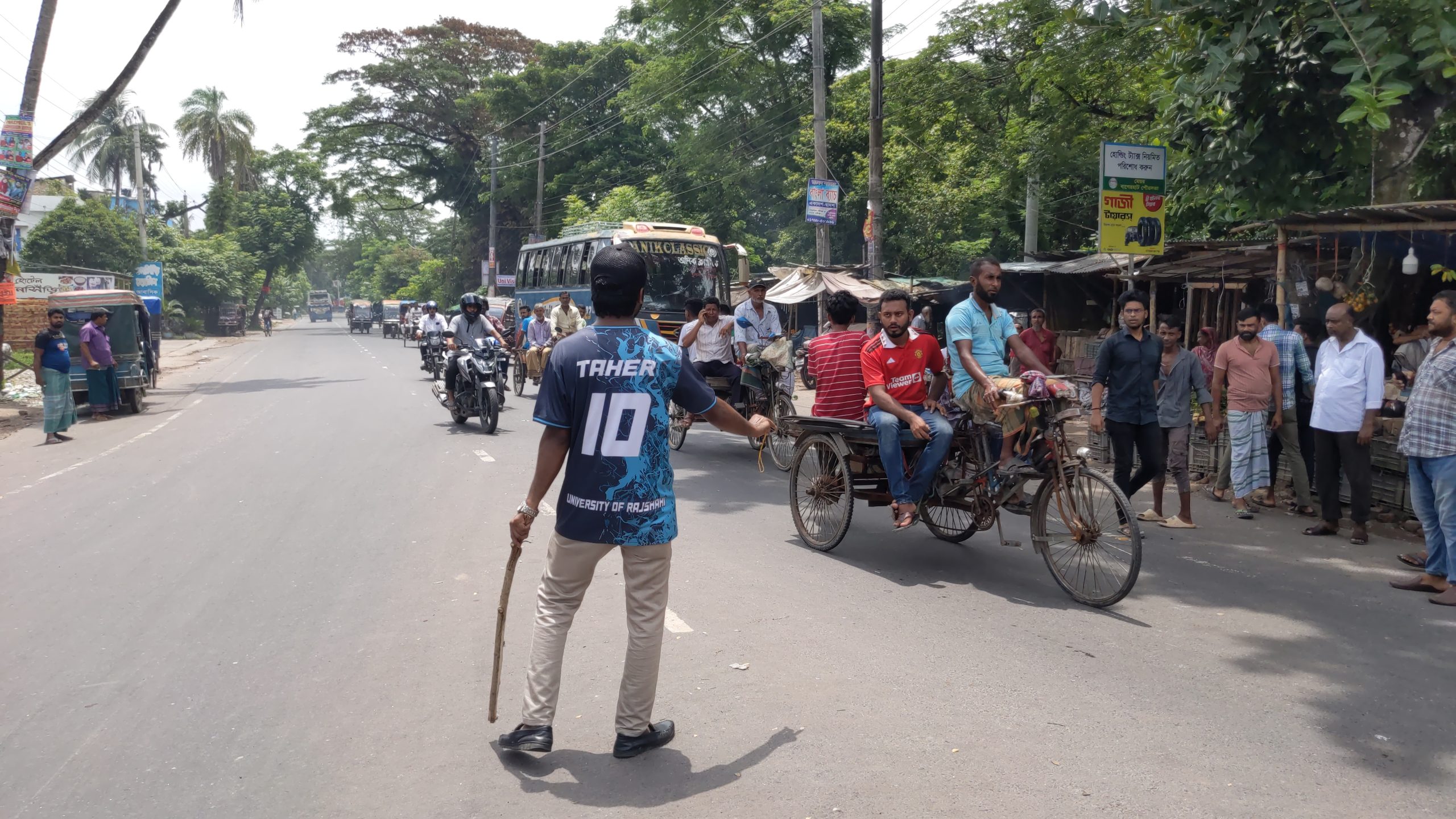 বাগেরহাটে দিনভর ট্রাফিকের দায়িত্ব পালন শিক্ষার্থীদের