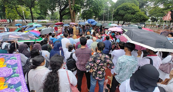 শিক্ষার্থীদের পক্ষে এবার মাঠে চিকিৎসকরা