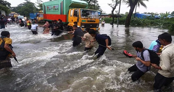 স্মরণকালের ভয়াবহ বন্যা, নিহত বেড়ে ১৫