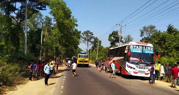 নোয়াখালীতে বাসচাপায় মা-ছেলেসহ ৩ জনের মৃত্যু