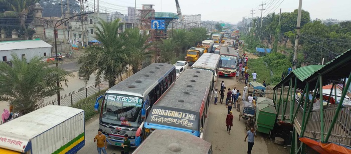 আশুলিয়ায় শ্রমিকদের বিক্ষোভ, যানজটে নাকাল মানুষ, ৩০ কারখানা ছুটি