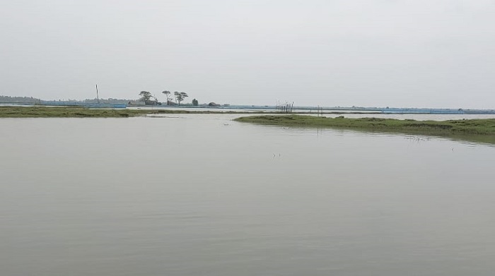 বাগেরহাটে টানা বৃষ্টিতে ভেসে গেছে ৭ হাজার মৎস্য ঘের, শত কোটি টাকার ক্ষতি