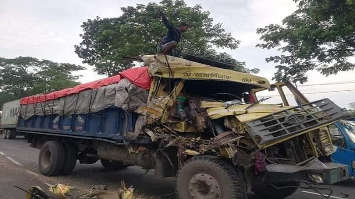 মিরসরাইয়ে ট্রাক-কাভার্ডভ্যান সংঘর্ষে নিহত ১