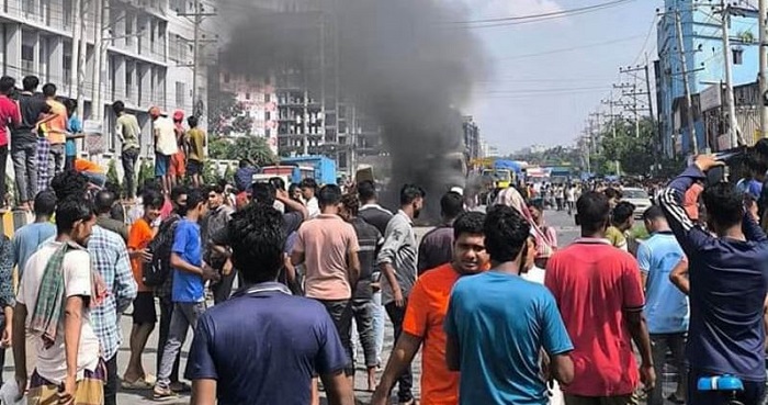 কালিয়াকৈরে ট্রাক চাপায় ২ পোশাকশ্রমিক নিহত, সড়ক অবরোধ