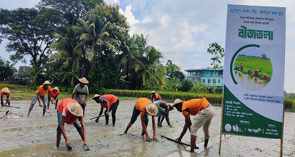 বন্যায় দুর্গত কৃষকদের জন্য ধানের বীজ বপন করলো দুর্বার