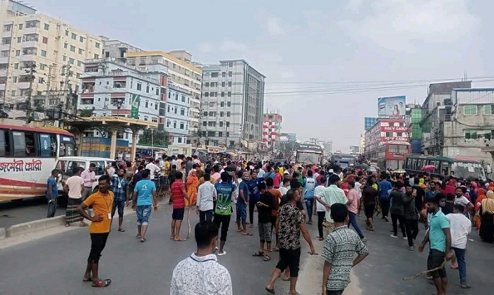 টঙ্গী সিজন্স ড্রেসেস শ্রমিকদের বকেয়া বেতনের দাবিতে মহাসড়ক অবরোধ