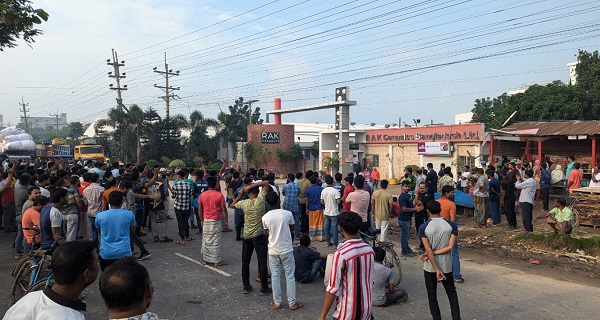 শ্রীপুরে কারখানা শ্রমিকদের বিক্ষোভ, ঢাকা-ময়মনসিংহ মহাসড়ক অবরোধ