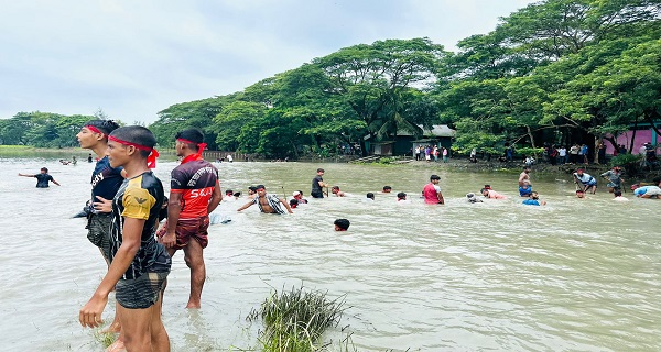 লক্ষ্মীপুরে ভুলুয়া নদীর অবৈধ বাঁধ অপসারণে নেমেছে হাজারো জনতা