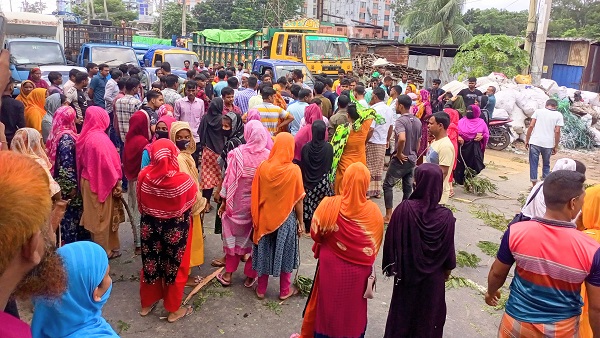 গাজীপুরে বকেয়া বেতনের দাবিতে ঢাকা-ময়মনসিংহ মহাসড়ক অবরোধ