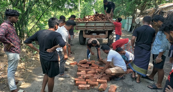 লক্ষ্মীপুরে বন্যায় ক্ষতিগ্রস্ত রাস্তা সংস্কারে যুব সমাজ