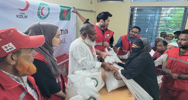 লক্ষ্মীপুরে রেড ক্রিসেন্টের উদ্যোগে খাদ্য সামগ্রী বিতরণ