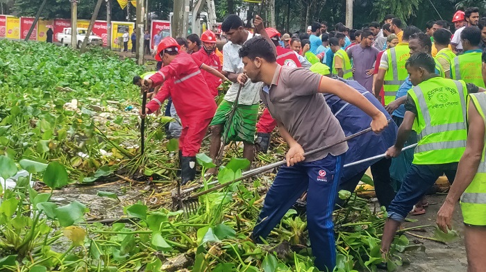 লক্ষ্মীপুরে স্বেচ্ছাসেবীদের নিয়ে খাল পরিস্কারে জেলা প্রশাসন