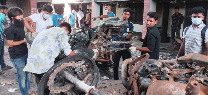 কেশবপুরে বিজয় মিছিলে ভাঙচুরের বর্জ্য অপসারণ করেছে শিক্ষার্থীরা