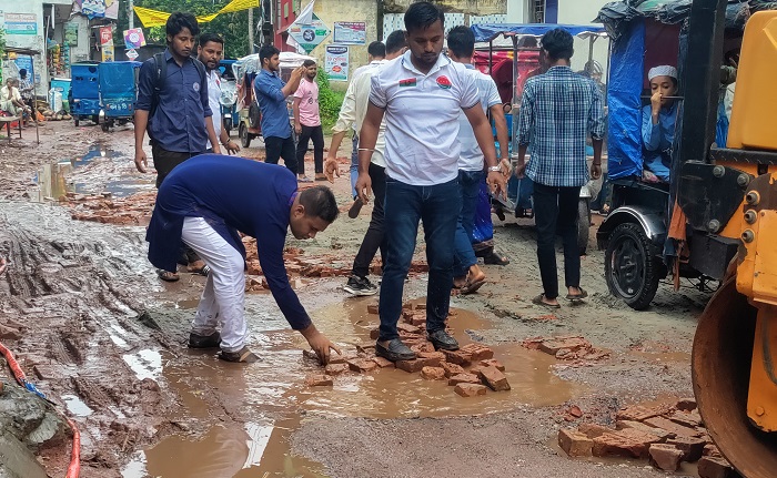 শিক্ষার্থীদের দূর্ভোগ লাগব করতে রাস্তা সংস্কারে ছাত্রদল