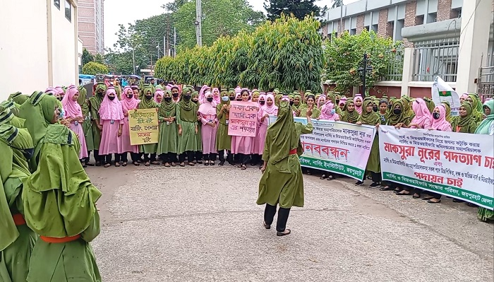 নার্সদের নিয়ে কটূক্তি, মহাপরিচালকের পদত্যাগ দাবিতে জয়পুরহাটে বিক্ষোভ