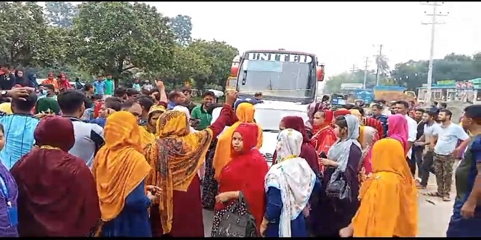 গাজীপুরে কারখানা বন্ধের নোটিশ দেখে শ্রমিকদের মহাসড়ক অবরোধ