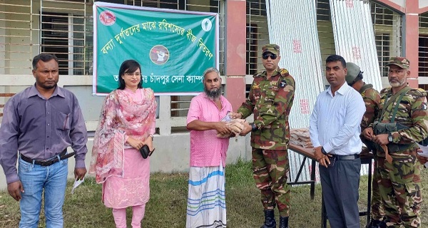 হাজীগঞ্জে বন্যার্তদের মাঝে সেনাবাহিনীর গৃহ নির্মাণ সামগ্রী প্রদান