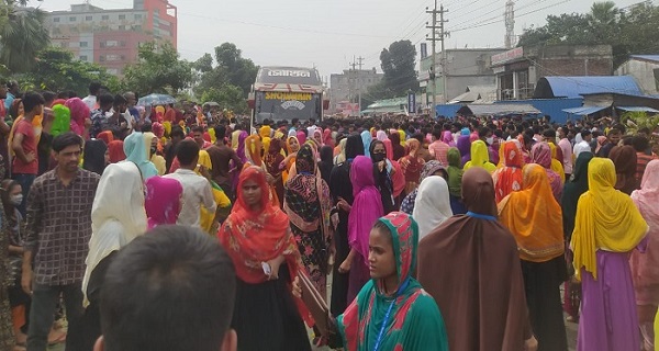 গাজীপুরে ১২ দফা দাবিতে কারখানা শ্রমিকদের বিক্ষোভ