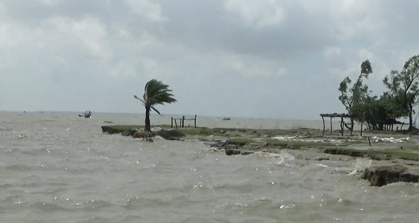 বৈরী আবহাওয়া: হাতিয়ার সাথে সারাদেশের নৌ চলাচল বন্ধ