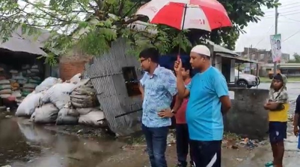 ঈশ্বরদী পৌরসভার জলাবদ্ধতা পরিদর্শন করলেন পৌর প্রশাসক সুবীর কুমার