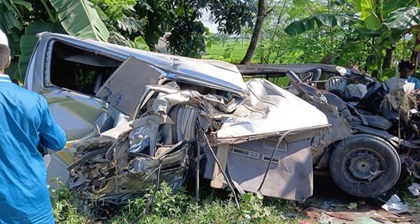 শেরপুরে দুই মাইক্রোবাসের মুখোমুখি সংঘর্ষ, আহত ১৭