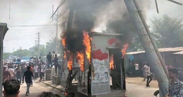 সাভারে রফিক সেতুর টোল প্লাজায় ভাঙচুর-অগ্নিসংযোগ