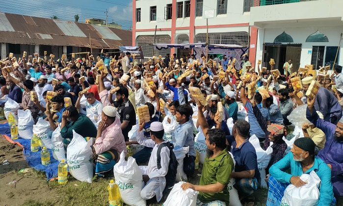 লক্ষ্মীপুরে বন্যার্ত ৫ হাজার পরিবারকে ছওয়াবের ত্রাণ উপহার