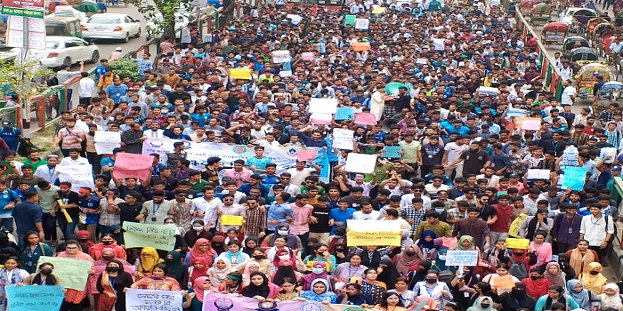 স্বতন্ত্র বিশ্ববিদ্যালয়ের দাবিতে সাত কলেজ শিক্ষার্থীদের অবরোধ