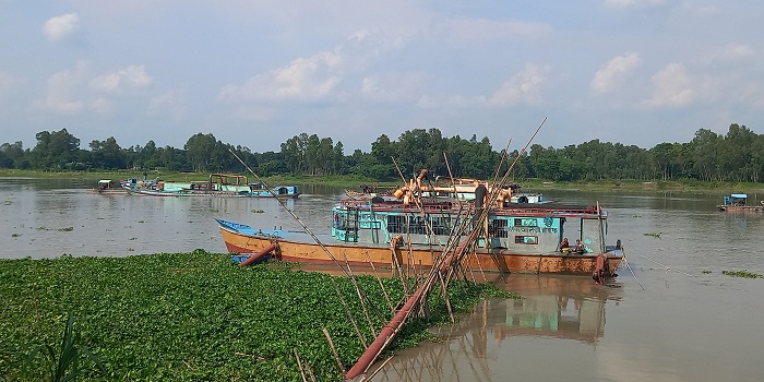 সীমানার বাইরে বালু উত্তোলন: হুমকিতে স্কুল ও ব্রিজ