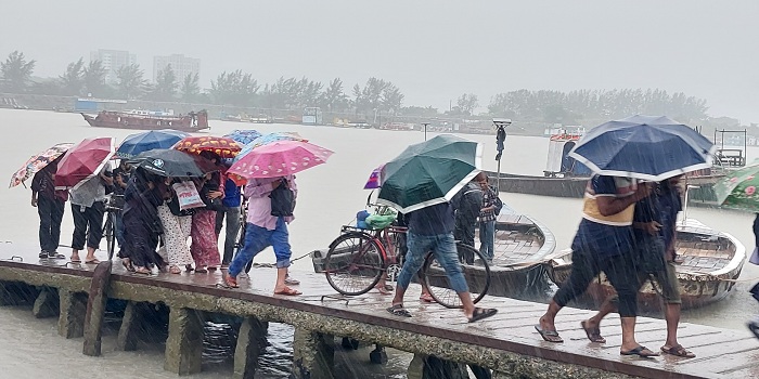 ঘূর্ণিঝড়ের প্রভাবে মোংলায় রাতভর বৃষ্টি, ক্ষয়ক্ষতি রক্ষায় নানা প্রস্তুতি