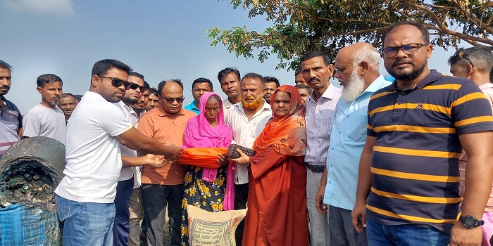 আগুনে পুড়ে যাওয়া ক্ষতিগ্রস্থদের পাশে আলহাজ্ব জুলফিকর আলী