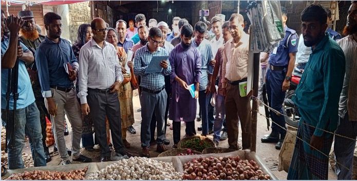 সাতক্ষীরায় টাস্কফোর্সের অভিযানে দুই ব্যবসায়ীকে জরিমানা