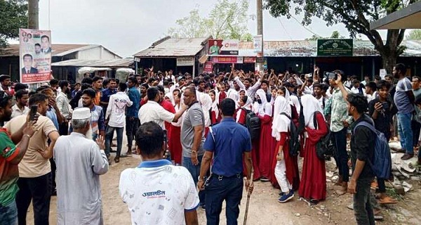 ঈশ্বরদীতে কাবাডি খেলা নিয়ে শিক্ষার্থীদের সংঘর্ষ, ইউএনও অফিস ভাঙচুর