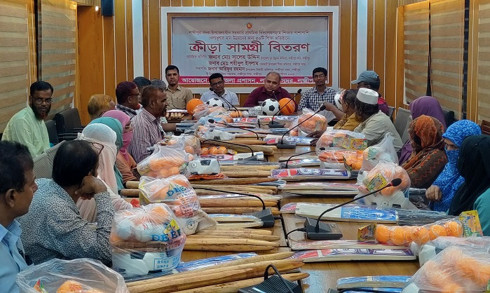 লক্ষ্মীপুরে ৫০টি শিক্ষাপ্রতিষ্ঠানে ক্রীড়া সামগ্রী বিতরণ