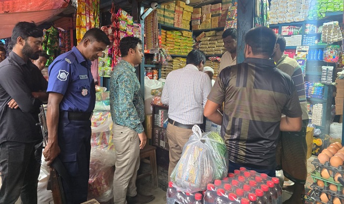 রায়গঞ্জ-সলঙ্গার ডিমের বাজারে অভিযান, ৪৫ হাজার টাকা জরিমানা