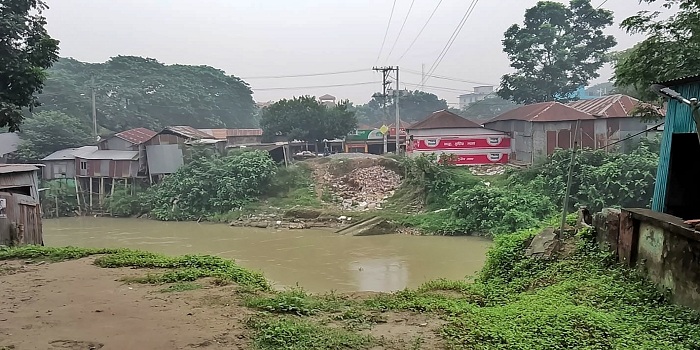 ব্রিজ নির্মাণে বিলম্ব: ভোগান্তিতে ৩০ গ্রামের মানুষ